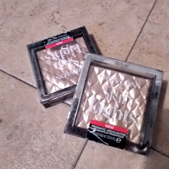 🆓FREE🎁 WHEN PURCHASE ANY 2 TEMS Revlon Highlights and Lipstick - Picture 7 of 16